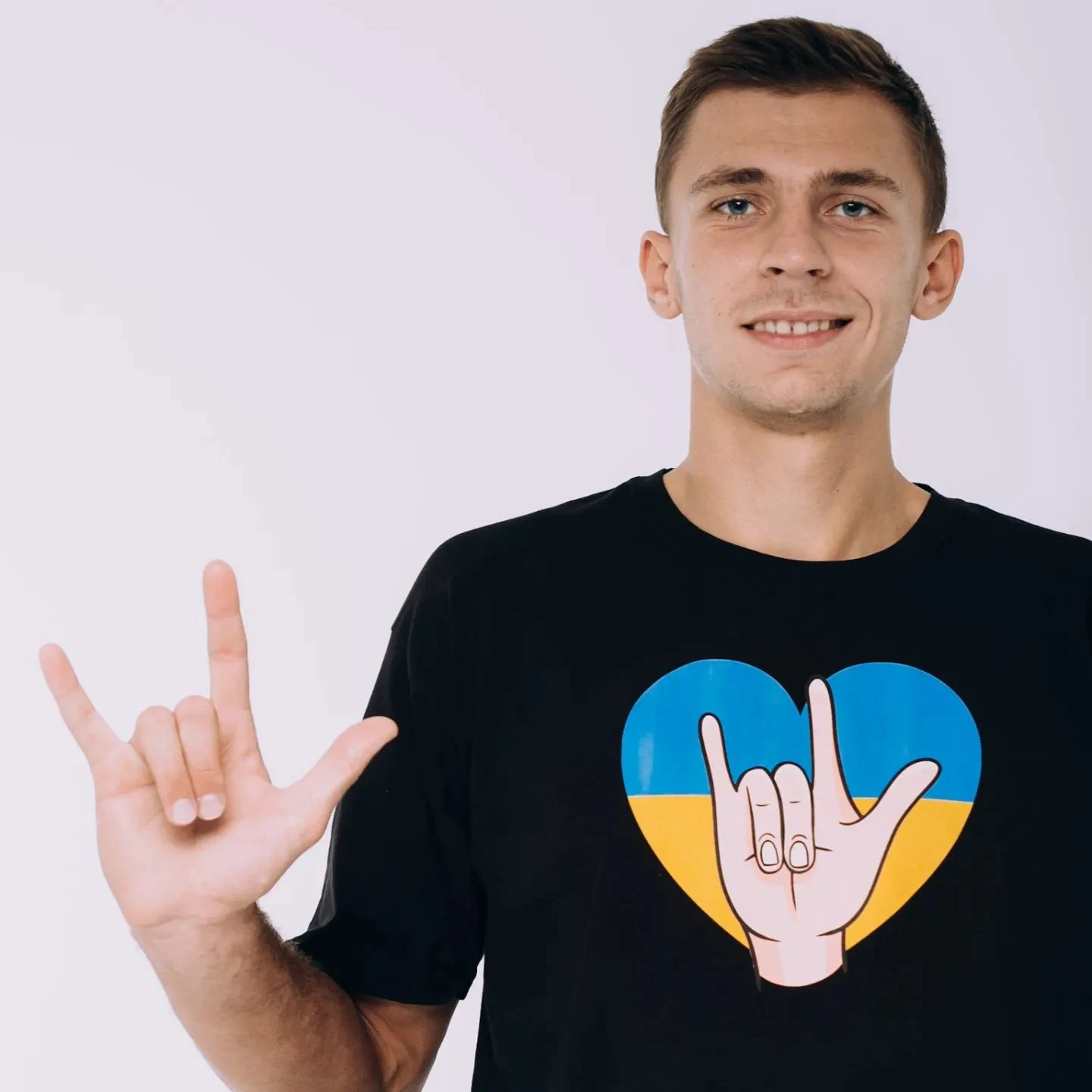 Кейс: ФУТБОЛКИ з жестовою мовою